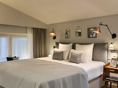 Royal Madeleine & 4*