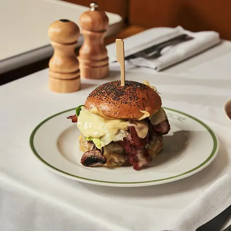 Royal Madeleine & פריז